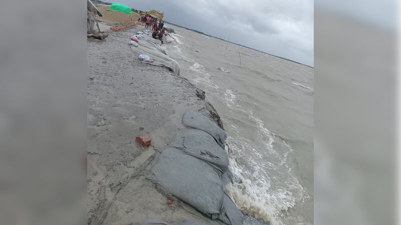 ক্রমশ শক্তিশালী হচ্ছে ঝড়, নদীতে জোয়ারের তীব্র চাপ